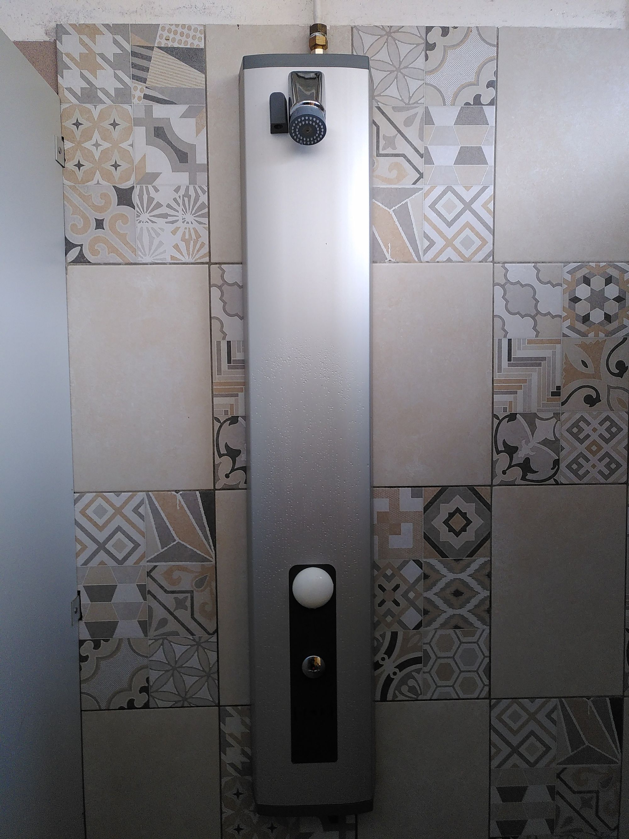 La douche en question, avec une grosse LED indicatrice